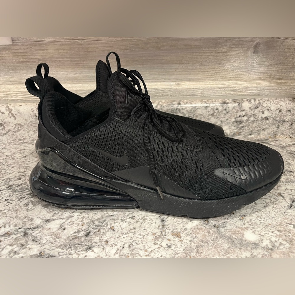 NIKE AIR MAX 270